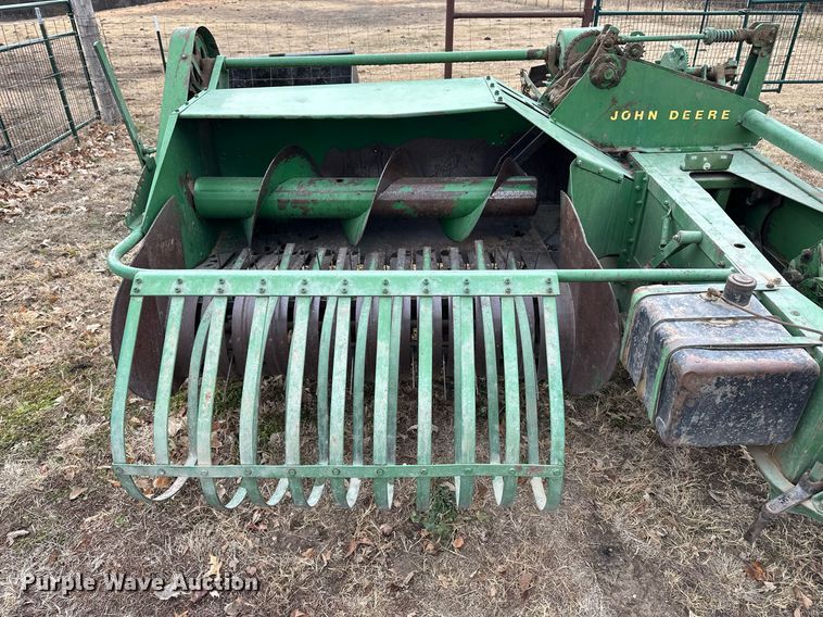 image for item DF8431 John Deere 14T small square baler