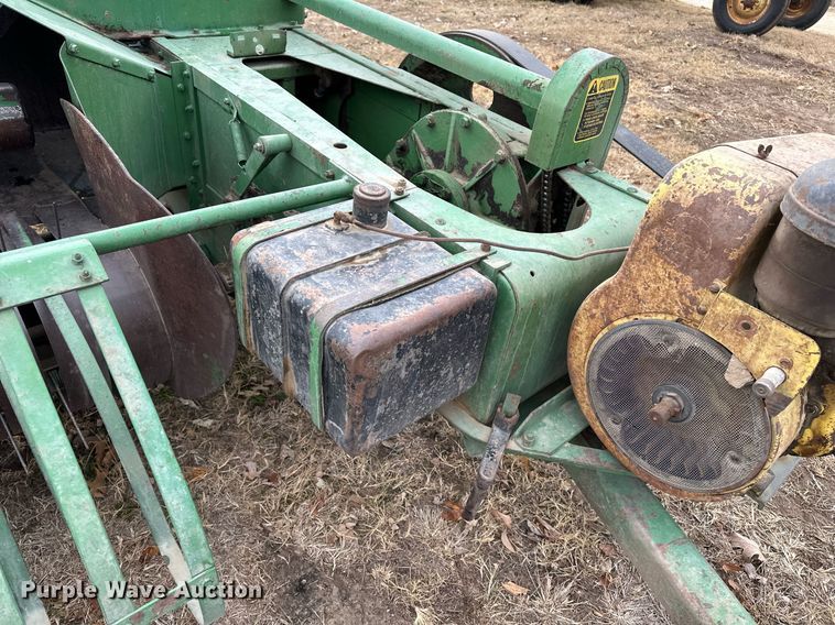 image for item DF8431 John Deere 14T small square baler