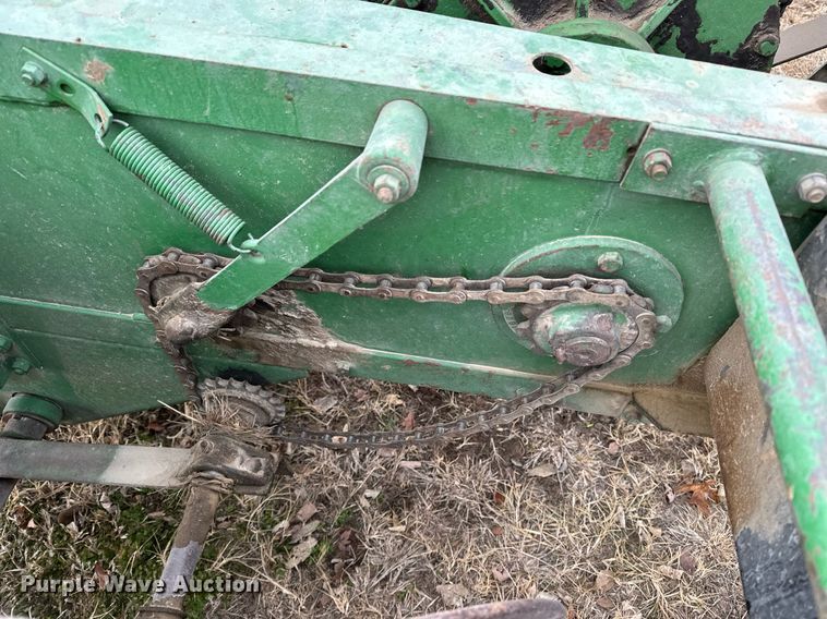 image for item DF8431 John Deere 14T small square baler