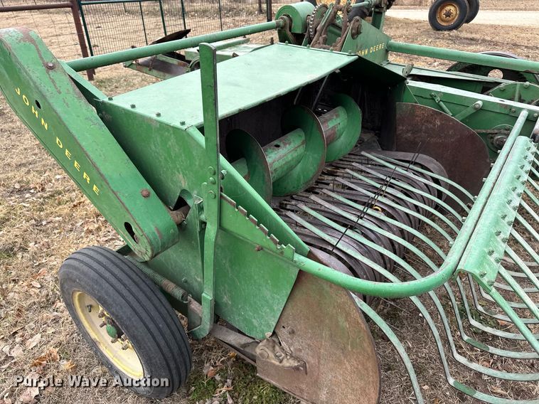 image for item DF8431 John Deere 14T small square baler