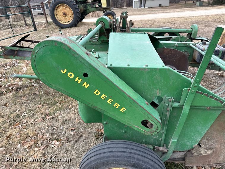 image for item DF8431 John Deere 14T small square baler