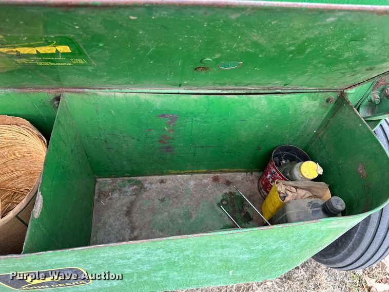 image for item DF8431 John Deere 14T small square baler