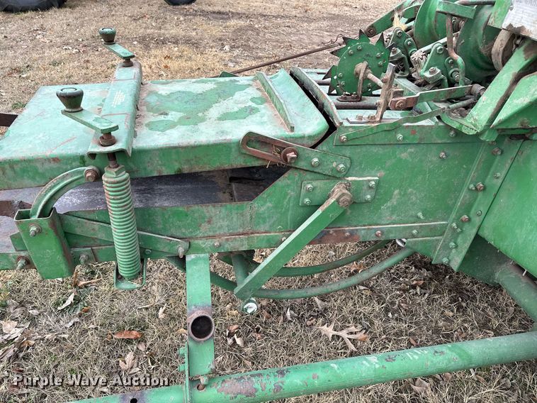 image for item DF8431 John Deere 14T small square baler
