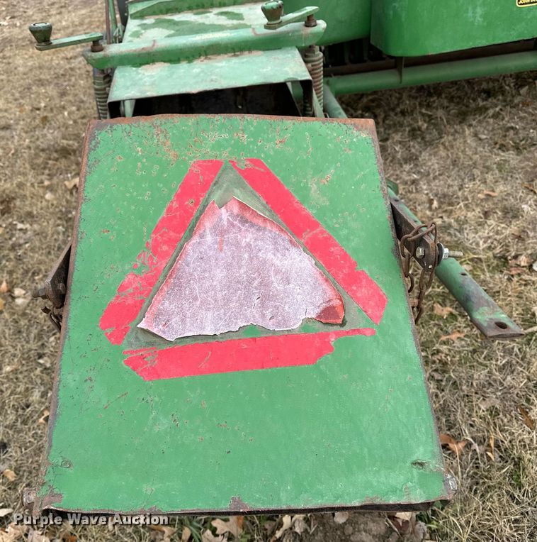 image for item DF8431 John Deere 14T small square baler