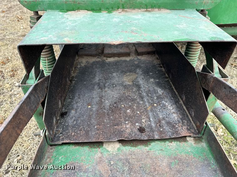 image for item DF8431 John Deere 14T small square baler