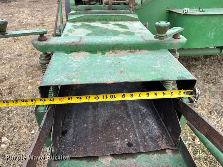 image for item DF8431 John Deere 14T small square baler