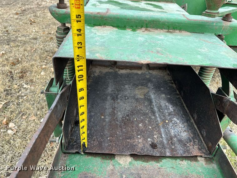 image for item DF8431 John Deere 14T small square baler