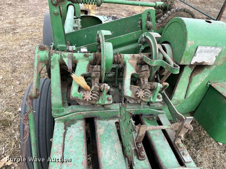 image for item DF8431 John Deere 14T small square baler
