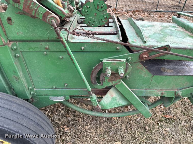 image for item DF8431 John Deere 14T small square baler