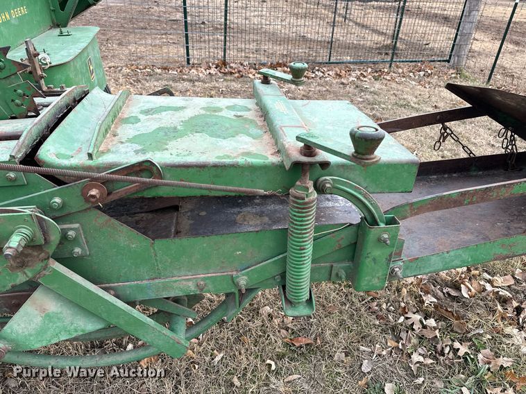 image for item DF8431 John Deere 14T small square baler