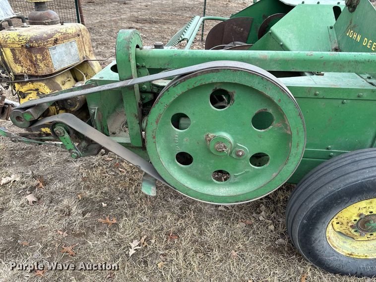 image for item DF8431 John Deere 14T small square baler