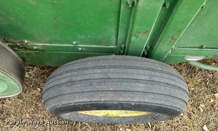 image for item DF8431 John Deere 14T small square baler