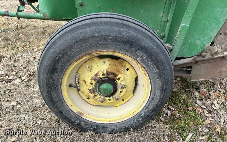 image for item DF8431 John Deere 14T small square baler