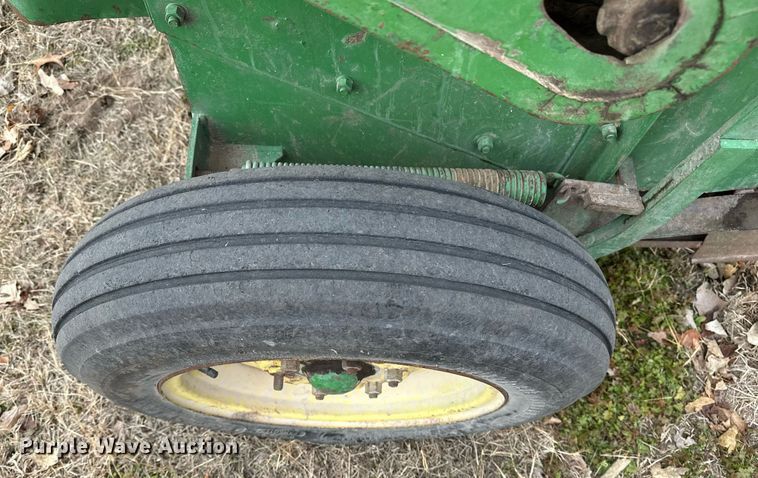 image for item DF8431 John Deere 14T small square baler