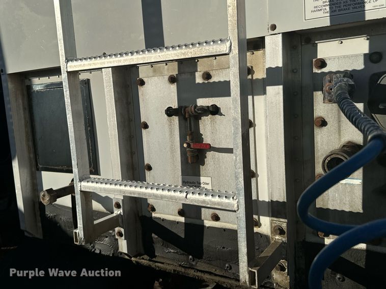 image for item DO0499 2004 Trail King live bottom trailer