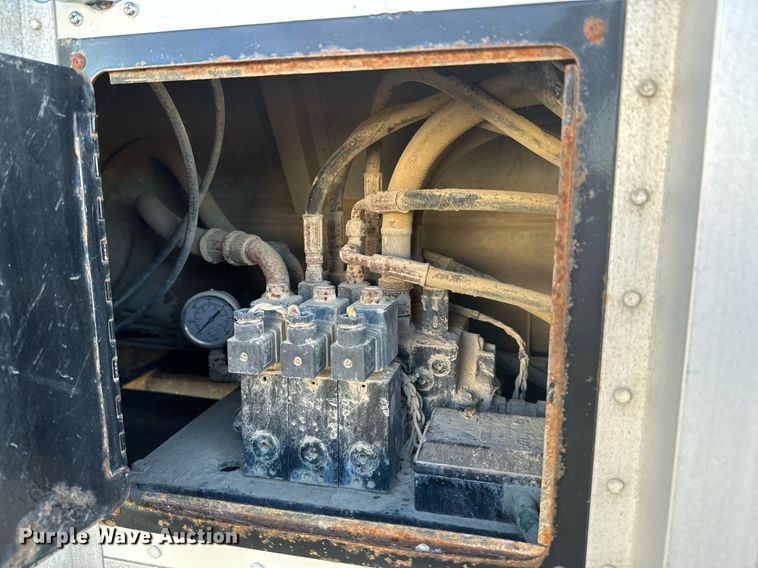 image for item DO0499 2004 Trail King live bottom trailer