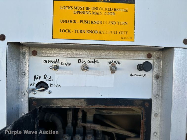 image for item DO0499 2004 Trail King live bottom trailer