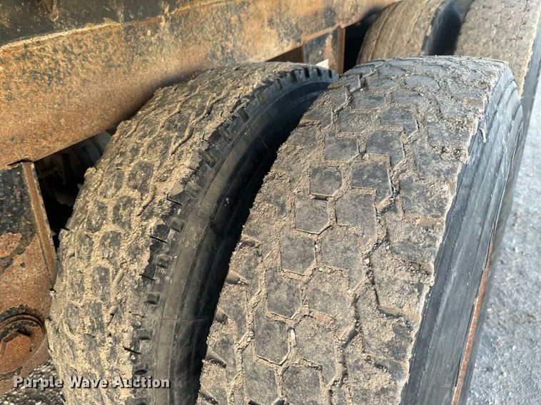 image for item DO0499 2004 Trail King live bottom trailer