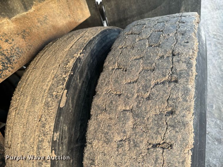 image for item DO0499 2004 Trail King live bottom trailer