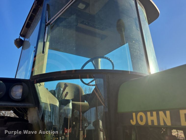 image for item DO7716 1990 John Deere 4255 tractor