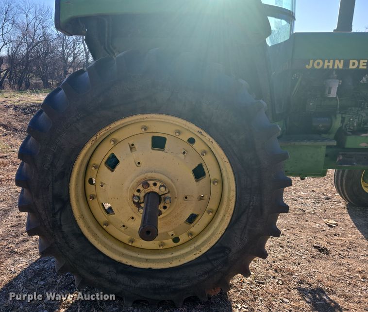 image for item DO7716 1990 John Deere 4255 tractor