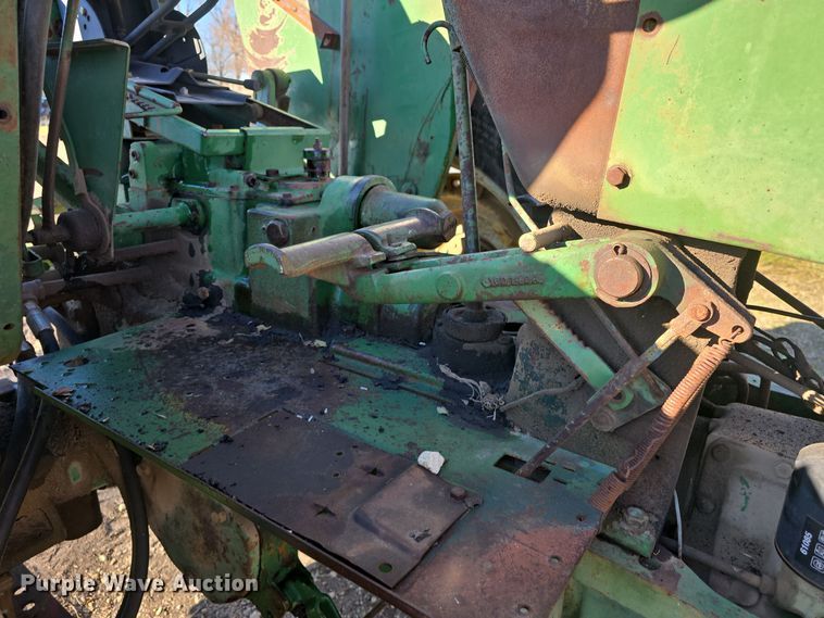 image for item DO7722 Oliver 1650 tractor