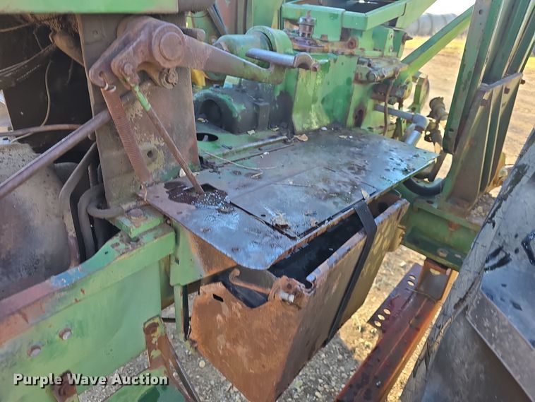 image for item DO7722 Oliver 1650 tractor