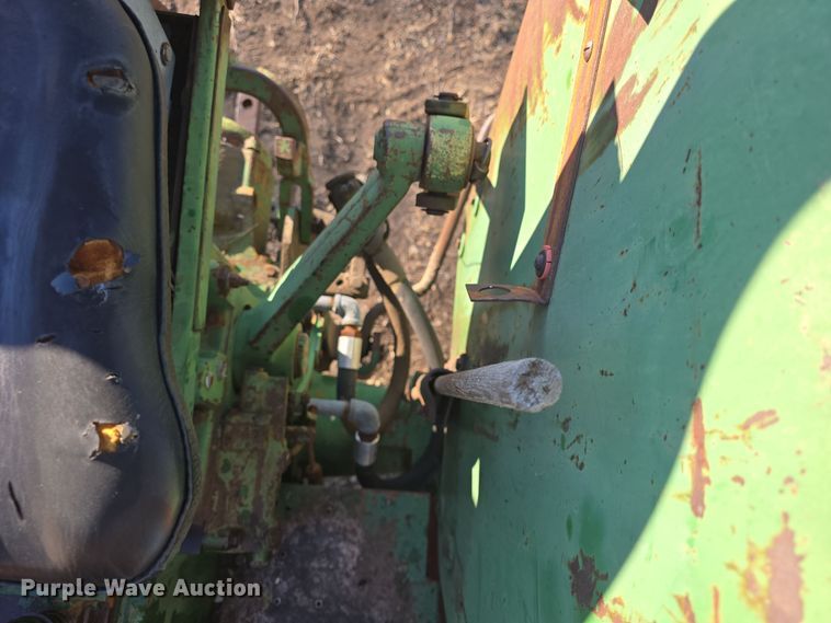 image for item DO7722 Oliver 1650 tractor