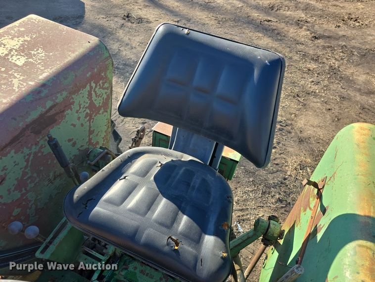 image for item DO7722 Oliver 1650 tractor