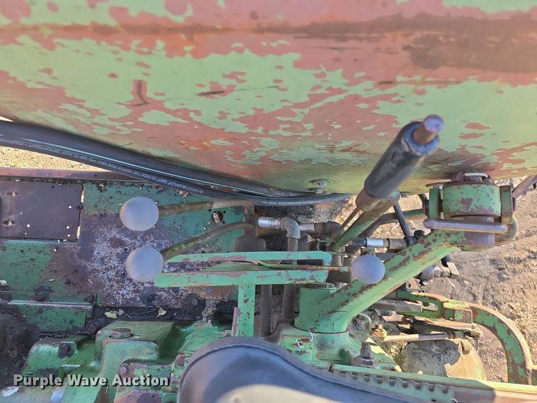 image for item DO7722 Oliver 1650 tractor