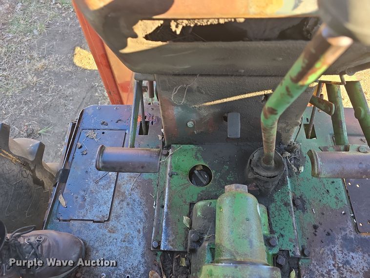 image for item DO7722 Oliver 1650 tractor