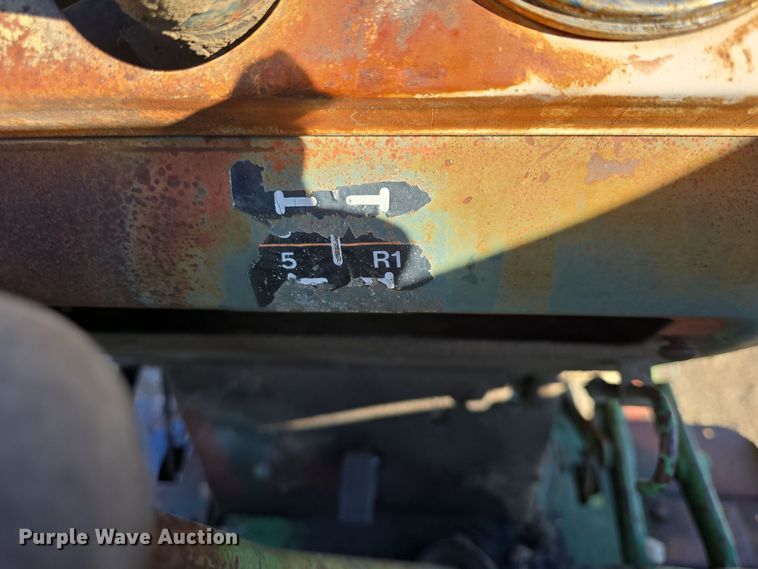 image for item DO7722 Oliver 1650 tractor