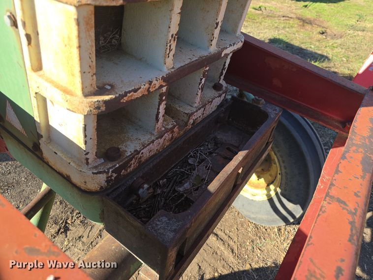 image for item DO7722 Oliver 1650 tractor