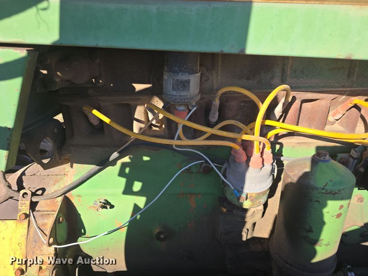 image for item DO7722 Oliver 1650 tractor