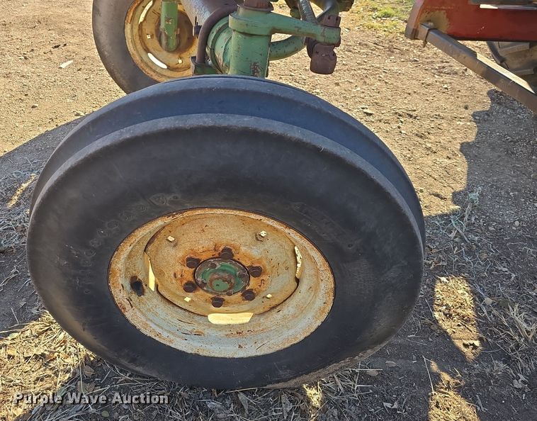 image for item DO7722 Oliver 1650 tractor