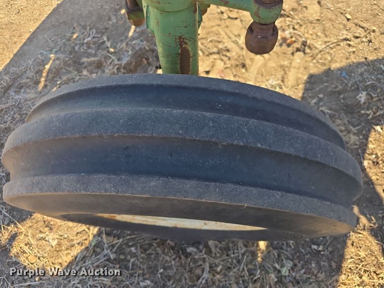 image for item DO7722 Oliver 1650 tractor