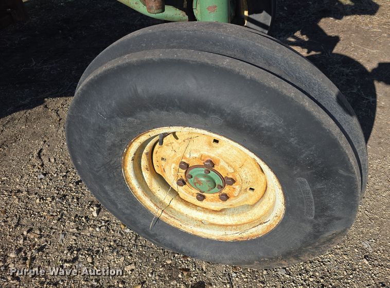 image for item DO7722 Oliver 1650 tractor