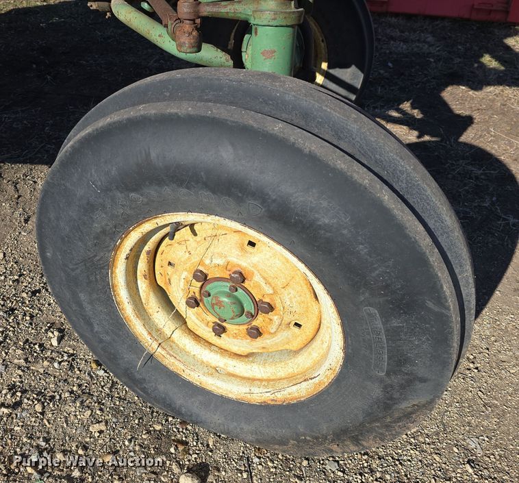 image for item DO7722 Oliver 1650 tractor