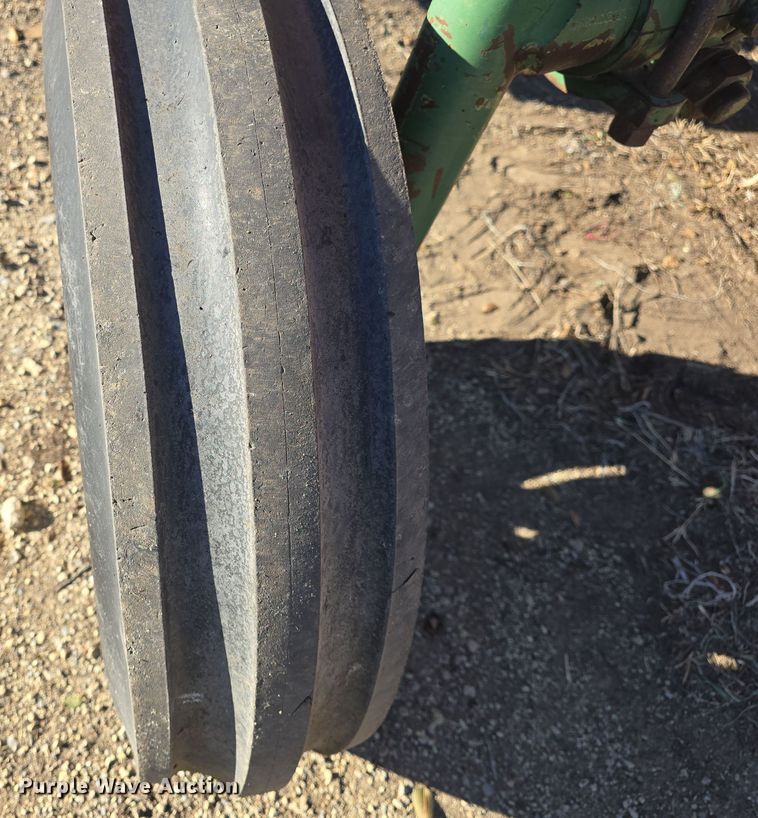 image for item DO7722 Oliver 1650 tractor