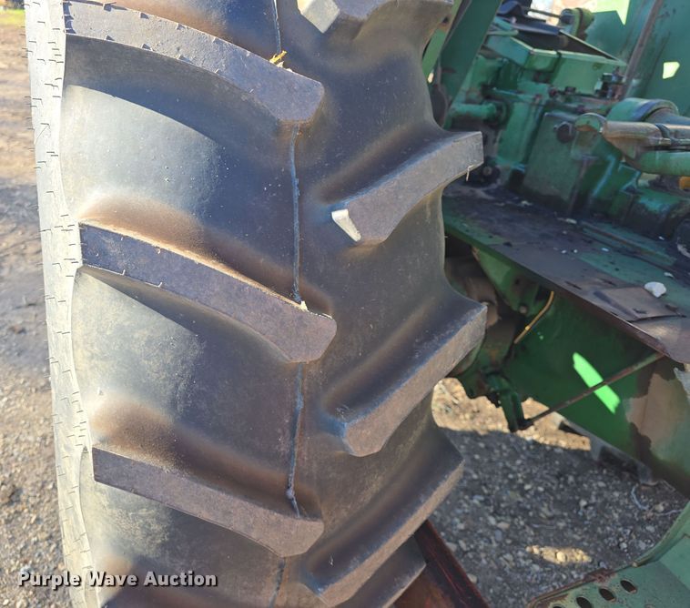 image for item DO7722 Oliver 1650 tractor