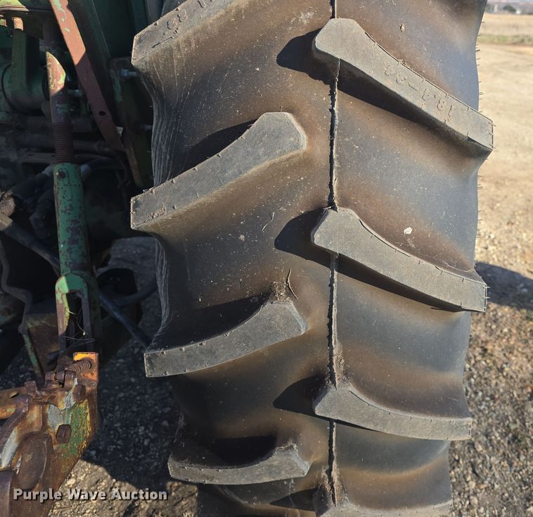 image for item DO7722 Oliver 1650 tractor