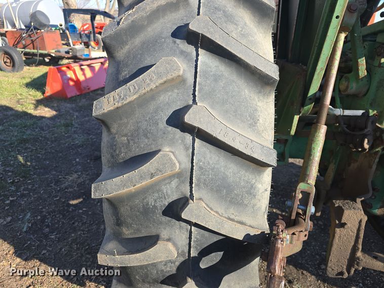 image for item DO7722 Oliver 1650 tractor