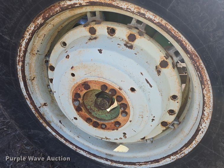 image for item DO7722 Oliver 1650 tractor