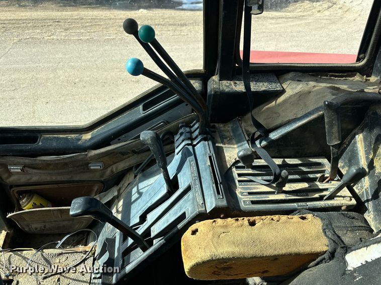 image for item DP6025 1983 International Harvester 5288 tractor