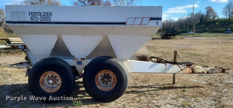 image for item DQ3801 Willmar 600 spreader