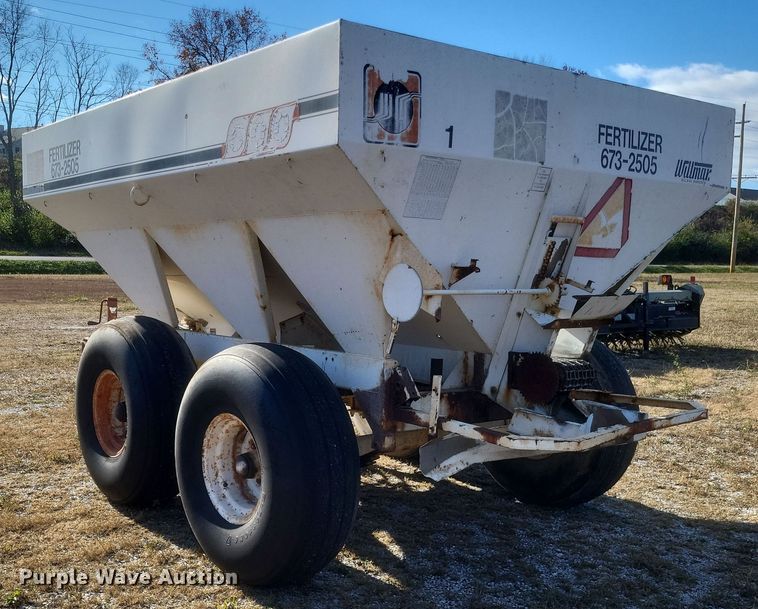 image for item DQ3801 Willmar 600 spreader