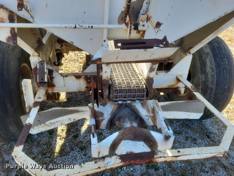 image for item DQ3801 Willmar 600 spreader