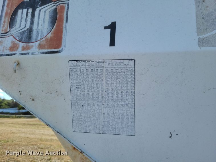 image for item DQ3801 Willmar 600 spreader