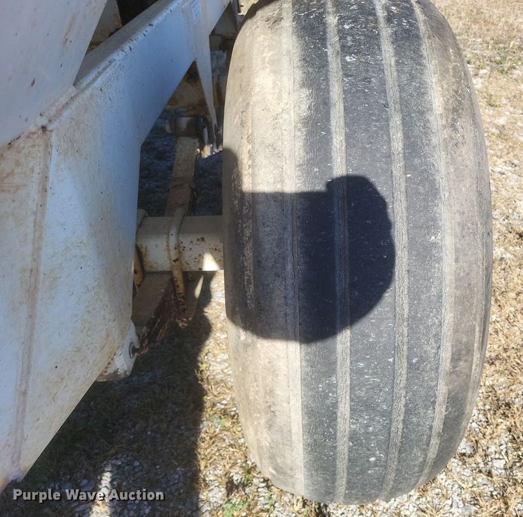 image for item DQ3801 Willmar 600 spreader