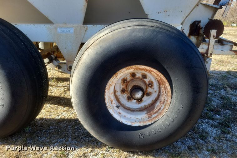 image for item DQ3801 Willmar 600 spreader